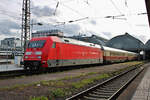 101 001 vom DB Museum Koblenz steht mit dem AKE-Rheingold in Karlsruhe Hbf.