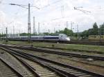 Der franzsische TGV am 25.07.2011 bei der Einfahrt in den Karlsruher Hauptbahnhof.