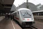 IC Steuerwagen 61 80 80-91 112-5 mit Schublok 101 050-3 am 01.03.2013 als IC nach Salzburg in Karlsruhe Hbf.