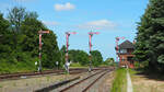 Ausfahrsignale in Richtung Parchim, Wismar und Güstrow im Bahnhof Karow (Meckl) mit dazugehörigem Stellwerk.