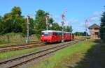 Die Neustrelitzer Ferkeltaxe fährt im Sommer für ein ortsansässiges Hotel in Plau am See Ausflugsfahrten von der Silbermühle nach Warnemünde. Am 21.08.2014 wartete ich an der Signalgruppe der nördlichen Ausfahrt im Bahnhof Karow (Meckl.) und verewigte dies mit einem Nachschuss. Denn ein schöner Rücken kann auch entzücken (hoffe ich zumindest).