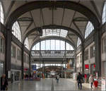 Die Halle -    Sieht man den Kassler Hauptbahnhof von außen von der Stadt her erwartet man in diesem doch recht flachen Gebäude keine derartige geräumige Bahnhofshalle.