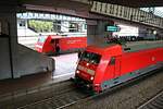 101 020-6 als IC 1174 (Linie 16) von Basel SBB nach Berlin Ostbahnhof (hinten) trifft auf 101 048-7 als verspäteter IC 2082  Königssee  (Linie 26) von Berchtesgaden Hbf nach Hamburg-Altona im Bahnhof Kassel-Wilhelmshöhe, während auf beiden Loks ein Personalwechsel stattfindet. [22.10.2017 | 16:03 Uhr]