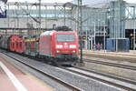 Eine Baureihe 185 durchfährt Gleis 5 des Kassel-Wilhemshöher Bahnhofes.