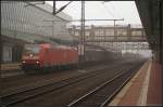 Nebel im Bahnhof, so verschwindet der Zug von 185 139-3 im Ungewissen (gesehen 14.10.2010 Kassel-Wilhelmshhe)