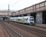 Aufgrund von Fahrzeugmangel setzt die Erfurter bahn auf der Strecke Kassel Wilhelmshhe - Erfurt der zeit u.a. auch 650er der Vogtlandbahn ein. Hier stehen 650 151 (VT 51) und ein weiterer 650 auf Abfahrt wartend in Kassel Wilhelmshhe. Aufgenommen am 27.06.2012.