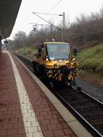 Hier kommt das HLB Zweiwegefahrzeug am 10.12.13 in den Bahnhof Wilhelmshöhe gefahren, um eine Regiotram abzuholen.