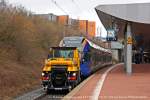 Unimog zog den 427 055 am 28.02.2014 aus Kassel-Wilhelmshöhe heraus.