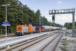 203 014-6, mit 203 008-8 am Haken, befördert einen kurzen Gaskesselwagenzug von Burghausen nach Mühldorf. Am 18.06.2014 durfährt der Zug den Bahnhof Kastl auf dem durchgehenden Hauptgleis (Gleis 2). Beide Loks werden von Logistik auf Schienen (LaS), Duisburg genutzt (gemietet). Die privaten ex-DR V 100 sind neu auf dieser Strecke. Der Güterverkehr auf der KBS 942 wird hauptsächlich von Class 77 (ECR) geleistet mit gelegentlichem Auftreten einer V 300 (ex-DR)  Ludmilla  und V 90 (DB).

Lebenslauf 203 014-6
Hersteller: VEB Lokomotivbau Elektrotechnische Werke  Hans Beimler  (LEW), Hennigsdorf, Fabriknummer: 13905
23.09.1973 Abnahme durch DR als 110 587-3
30.04.1987 Umbau in 112 587-1 im Bw Karl-Marx-Stadt
01.01.1992 Umzeichnung in 202 587-2 
01.01.1994 Übernahme durch DB, GB Traktion
01.01.1998 an DB, GB Nahverkehr 
15.01.1999 z-Stellung 
15.01.1999 Ausmusterung, Verbleib bei SFZ, Stendal
01.11.2002 an ALS, Stendal
04.12.2003 an OHE, Berlin-Spandau, Betreibernr. V 160.2 
01.01.2006 an HVLE, Berlin-Spandau 
01.01.2007 UIC-Nr. 92 80 1203 014-6 D-HVLE, weiterhin Betreibernr. V 160.2
04.07.2007 - 21.02.2008  Vermietung an MKB, Minden Betreibernr. 203 014-6
14.05.2013 - 08.07.2013  Vermietung an PRESS, Jöhstadt 
15.11.2013 an B&V Leipzig, UIC-Nr. 92 80 1203 014-6 D-BUVL, Vermarktung über EAH
??.03.2014 Vermietung an LaS, Duisburg 

Lebenslauf 203 008-8
Hersteller: VEB Lokomotivbau Elektrotechnische Werke  Hans Beimler  (LEW), Hennigsdorf, Fabriknummer: 13886
27.07.1973 Abnahme (DR) Fz.-Nr. 110 568-3
28.09.1982 Umbau in 112 568-1
01.01.1992 Umzeichnung in 202 568-2
01.01.1994 Übernahme durch DB, GB Traktion
12.06.1996 z-Stellung
05.09.1996 Ausmusterung
13.10.1999 an SFZ, Stendal
01.11.2002 an ALS, Stendal
26.11.2002 an EBM, Gummersbach-Dieringhausen, Umzeichnung in 203 007-0
26.11.2002 Vermietung an VEB, Gerolstein
01.10.2002 an EBM Cargo, Gummersbach, weiterhin an VEB vermietet
??.12.2002 Mietende
??.08.2004 an MWB, Bruchhausen-Vilsen
15.03.2006 an SFW, Delitzsch, Vermarktung über WLS, Moers
15.03.2006 Vermietung an duisport rail GmbH, Duisburg
01.01.2007 UIC-Nr. 92 80 1203 008-8 D-DPR, Betreibernr. weiterhin 203 007-0
01.02.2010 an B&V Leipzig, UIC-Nr. 92 80 1203 008-8 D-BUVL
11.08.2011 Untervermietung an BEG, Bocholt
05.12.2011 Mietende
??.12.2011 Umzeichnung in 203 008-8, Anpassung an UIC-Nr.
05.07.2012 Untervermietung an BEG, Bocholt
07.08.2012 Mietende
01.10.2012 Vermietung an ABEG, Halle (Saale)
??.11.2012 Mietende
??.05.2013 an LaS, Duisburg

techn. Daten (beide)
Radsatzfolge: B'B'
Vmax (km/h): 100
Leistung (kW): 1.380
Dienstmasse (t): 64
Radsatzfahrmasse max. (t): 16
LüP (mm): 14.240
