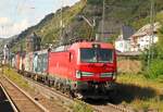 DB Cargo 193 336 zieht mit Containern durch Kaub auf der rechten Rheinstrecke.