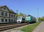 Begegnung vor einem historischen Bahnhofsgebude. Der Bahnhof Kork wurde 1844 von der Badischen Staatseisenbahnen errichtet und ist damit einer der ltesten noch existierenden Bahnhfe Deutschlands. 
Davor begegnen sich der OSB(SWEG) VT510 auf dem Weg nach Strasbourg und die hier abgestellte 185 543, die ausweislich der Nummer (91 80 6185 543-6 D-CTD) heute Captrain gehrt, auch wenn sie Werbung fr r4c und Transpetrol trgt.
16.04.2011 Kehl-Kork
