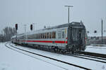 Ein IC verlässt hier Ende November 2023 in Schneetreiben den Hauptbahnhof in Kempten.