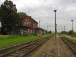 Das Bahnhofsgebude und die Bahnsteige in Khnhausen; 03.09.2010