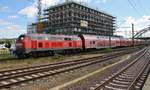 218 333-3 schiebt am 17.6.2017 den RE83 (RE21627) nach Lübeck Hauptbahnhof aus dem Kieler Hauptbahnhof.