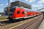 RB77 (RB21127) von Kiel Hauptbahnhof nach Neumünster macht sich am 17.6.2017 in der Schleswig-holsteinischen Landeshauptstadt auf den Weg.