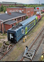 Blick von oben auf 445 018-8 (Bombardier Twindexx Vario) von DB Regio Schleswig-Holstein (DB Regio Nord) und 363 147-0 (DB V 60) DB, die im Gleisvorfeld von Kiel Hbf abgestellt sind.