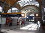 Ein Blick ins Innere des Empfangsgebudes von Kiel Hbf. Die Aufnahme stammt vom 16.07.2005.