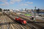 Fast schon verloren wirkt die 261 055-8 im Gleisvorfeld des Kieler Hauptbahnhofs.