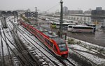 648 963-6 und 648 952-9 verlassen am 26.4.2016 als RE83 (RE21617) Kiel Hauptbahnhof mit dem Ziel Lüneburg.