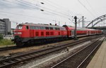 218 333-3 ist mit dem RE83 (RE21623) von Kiel Hauptbahnhof nach Lübeck Hauptbahnhof unterwegs. Hier zieht sie mit dem Zug zur Bereitstellung in den Startbahnhof. (20.6.2016)