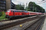 Auch am letzten Tag der Kieler Woche 2016 ist 218 322-6 mit ihrem Wagenpark auf der RegionalExpress-Linie 72 zwischen Kiel und Flensburg unterwegs.