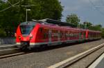 Grinsekatzen als S8/S5 am Bahnsteig in Kleinenbroich, gleich geht es weiter nach Korschenbroich auf dem Weg nach Mönchengladbach Hbf.