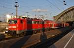 111 158 steht am Abend des 2.7.2017 mit dem RE9 (RE10930)  Rhein-Sieg-Express  von Siegen im Kölner Hauptbahnhof.