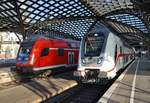 RE6 (RE10658)  Westfalen-Express  von Düsseldorf Hauptbahnhof nach Köln/Bonn Flughafen trifft am Morgen des 3.7.2017 im Kölner Hauptbahnhof auf den IC2443 nach Dresden Hauptbahnhof.