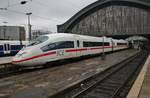 406 551-2  Amsterdam  steht am 1.7.2017 als ICE104 von Basel SBB nach Amsterdam Centraal im Kölner Hauptbahnhof.