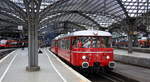 RSE MAN Schienenbus in Köln-Hbf ber der Ausfahrt aus dem Kölner-Hbf und fährt in Richtung Bonn-Beuel.