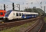 9442 874-5 erreicht am 16.8.2017 als RE7 (RE32541)  Rhein-Münsterland-Express  von Solingen Hauptbahnhof nach Krefeld Hauptbahnhof den Kölner Hauptbahnhof.