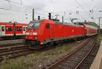 146 281 fährt am 16.8.2017 mit dem RE6 (RE10631)  Westfalen-Express  von Köln/Bonn Flughafen nach Minden(Westf) in den Kölner Hauptbahnhof ein.