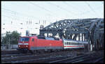 120104-5 erreicht hier von der Hohenzollernbrücke einfahrend am 26.2.2002 um 13.18 Uhr mit dem EC nach Innsbruck den HBF Köln.