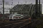 Ein Doppelstock IC bei der Einfahrt in den Hbf Köln aus Deutz kommend am 08.03.2020.