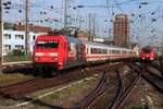 101 115 BahnBonus mit dem IC 2215 am Kölner Hbf am 27.04.2023. Das Bild wurde vom Bahnsteig 6/7 aufgenommen.