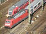 Parallelfahrt im Klner Hbf zwischen Bahnhofshalle und Hohenzollernbrcke.