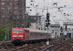 111 116 mit dem RE11497 nach Au (Sieg) bei der Bereitstellung in Kln Hbf, 23.7.10