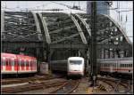 Viel Betrieb auf der Hohenzollernbrcke am Klner Hauptbahnhof.