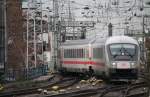 Hier schlängelt sich ein IC Steuerwagen bei der Einfahrt in den Kölner Hbf am 21.12.13 durch das Bahnhofsvorfeld aus Richtung Koblenz kommend.