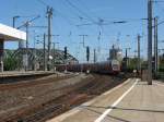 RE 5 Richtung Koblenz bei der Einfahrt in Köln Hbf am 27.6.11