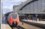 442 262 und (dahinter) 256 bilden den RE 9 (RSX Siegen - Aachen). Im Bild: Ausfahrt aus Gleis 8 des Kölner Hbf, 19.5.15.