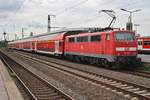 111 118-6 steht am 3.7.2017 mit dem RE1 (RE10170)  Nordrhein-Westfalen-Express  von Köln Messe/Deutz nach Aachen Hauptbahnhof in Köln Messe/Deutz bereit.