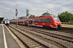 442 759-7 und 442 754-8 verlassen am 3.7.2017 als RE9 (RE10922)  Rhein-Sieg-Express  von Siegen nach Aachen Hauptbahnhof den Bahnhof Köln Messe/Deutz.