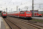 Nahverkehr in Köln Messe/Deutz mit BR143 auf der RB27 , 111 158 schiebt einen RE1 Verstärker nach Aachen und einem 420 auf der S12 rtg Hennef(Sieg) , aufgenommen am 27.07.2017