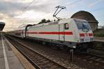 146 561-6 schiebt am 4.7.2017 den IC2443 von Köln Hauptbahnhof nach Dresden Hauptbahnhof in östlicher Richtung durch Köln Messe/Deutz.