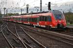 442 757-1 erreicht am 21.10.2019 als RE9 (RE10911)  Rhein-Sieg-Express  von Aachen Hauptbahnhof nach Siegen Hauptbahnhof den Bahnhof Köln Messe/Deutz.