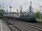 E40 128 fhrt den Museumszug des DB Museums Koblenz in rtg Siegen am 22.10.2010 durch Kln/Messe Deutz 