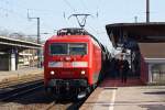 120 206-8 mit RE10916 nach Aachen in Kln-Deutz, die Lok ist inzwischen wieder defekt, 7.3.11