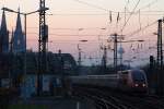 Soeben entschwindet Thalys 4386 am Abend des 13.03.2014, vor der Kulisse von Dom, Hohenzollernbrücke und Funkturm  Colonius , aus dem Deutzer Bahnhof in Richtung Köln Hbf, wo er wenige