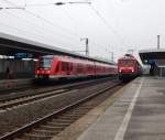 Links steht der RE12 nach Trier während die RB27 nach Köln HBF auf Ausfahrt wartet.